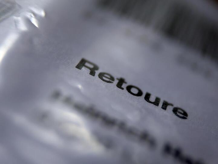 Dieses Paket mit dem Wort "Retoure" versehen wird an einen Online-Versandhändler zurückgeschickt.
