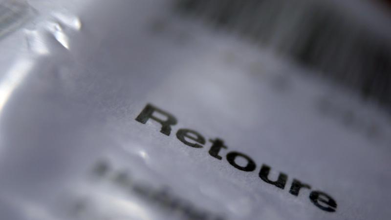 Dieses Paket mit dem Wort "Retoure" versehen wird an einen Online-Versandhändler zurückgeschickt. Dieses Paket mit dem Wort "Retoure" versehen wird an einen Online-Versandhändler zurückgeschickt.