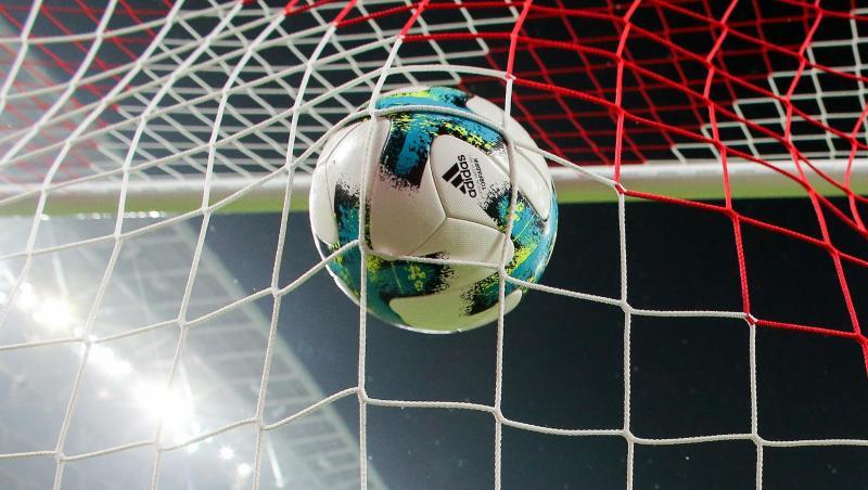 Ein Ball geht ins Netz.