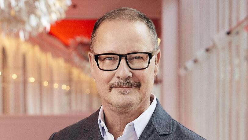 Der 1965 in Mülheim an der Ruhr geborene Intendant hat vor dem Bayerischen Staatsschauspiel das Theater Basel geleitet (2015 - 2019). Der 1965 in Mülheim an der Ruhr geborene Intendant hat vor dem Bayerischen Staatsschauspiel das Theater Basel geleitet (2015 - 2019).