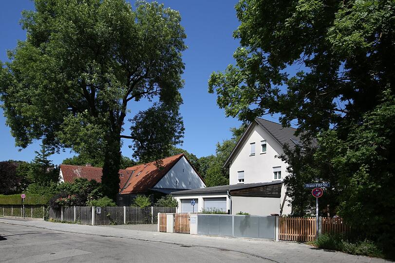Noch ganz schön ländlich wirkt hier die Franz-Fihl-Straße.