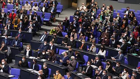 Im Bundestag wird über den weiteren Kurs in der Corona-Pandemie diskutiert.