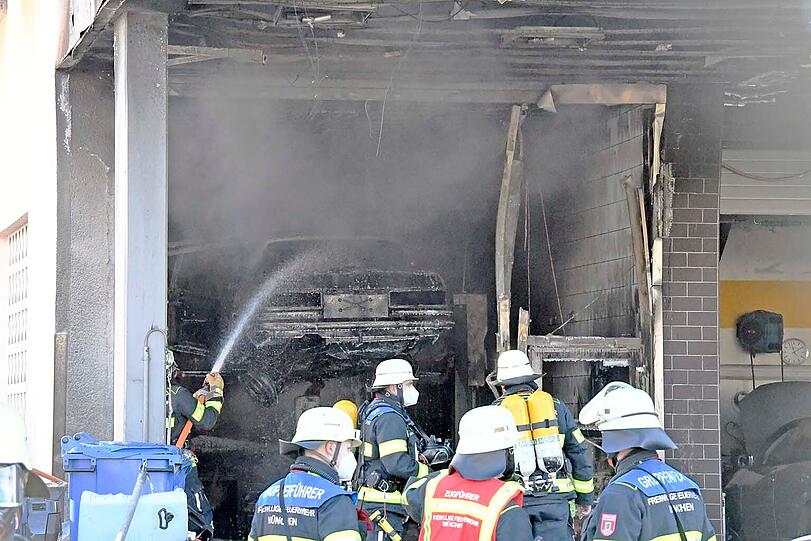 Den entstandenen Schaden schätzt die Feuerwehr auf rund 100.000 Euro.