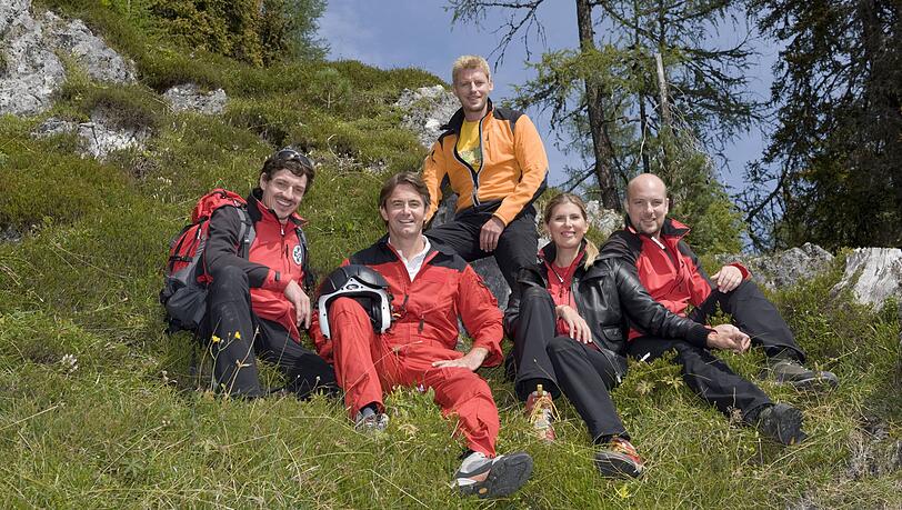 Martin Gruber (Mitte, in orangefarbener Jacke) und seine Kollegen von "Die Bergretter" im Jahr 2009. Zu Beginn hieß die Serie noch "Die Bergwacht", bis sie 2012 umbenannt wurde. Martin Gruber (Mitte, in orangefarbener Jacke) und seine Kollegen von "Die Bergretter" im Jahr 2009. Zu Beginn hieß die Serie noch "Die Bergwacht", bis sie 2012 umbenannt wurde.