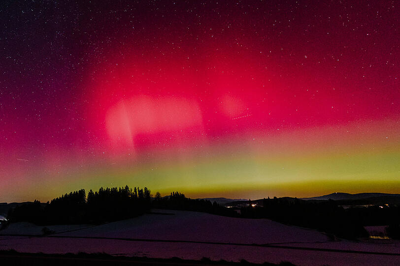 Spektakul&auml;re Polarlichter in Bayern: Der Nachthimmel erstrahlt am 19. Januar in leuchtendem Rot und Gr&uuml;n.