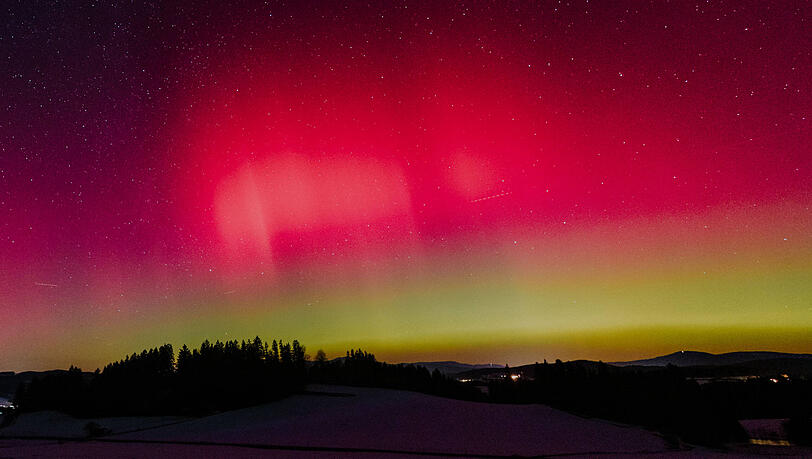 Spektakul&auml;re Polarlichter in Bayern: Der Nachthimmel erstrahlt am 19. Januar in leuchtendem Rot und Gr&uuml;n.