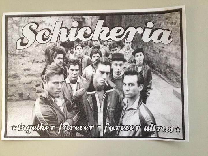 Diese Aufkleber hat die Polizei bei den Mitgliedern der SChickeria gefunden. Die Ultras hatten am Dienstagabend Stromkästen, Geschäfte und Verkehrszeichen beschmiert und mit Stickern beklebt.