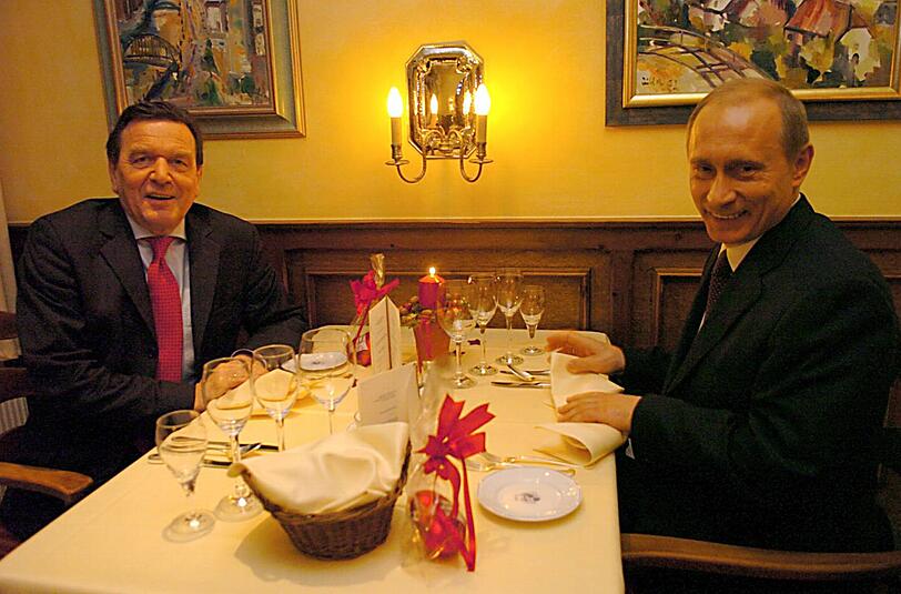 Essen unter Freunden: Putin und Schröder im Restaurant Deichgraf in Hamburg, 2004.