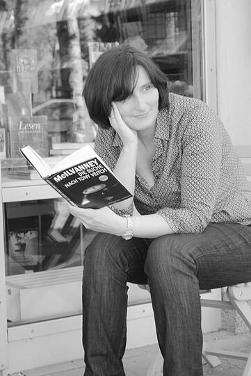 Anita Krugg vor ihrer Buchhandlung in Solln.