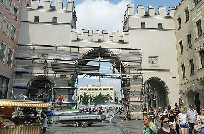 Käfig um das Karlsor: Die Sanierungsarbeiten sollen bis Mitte September dauern.