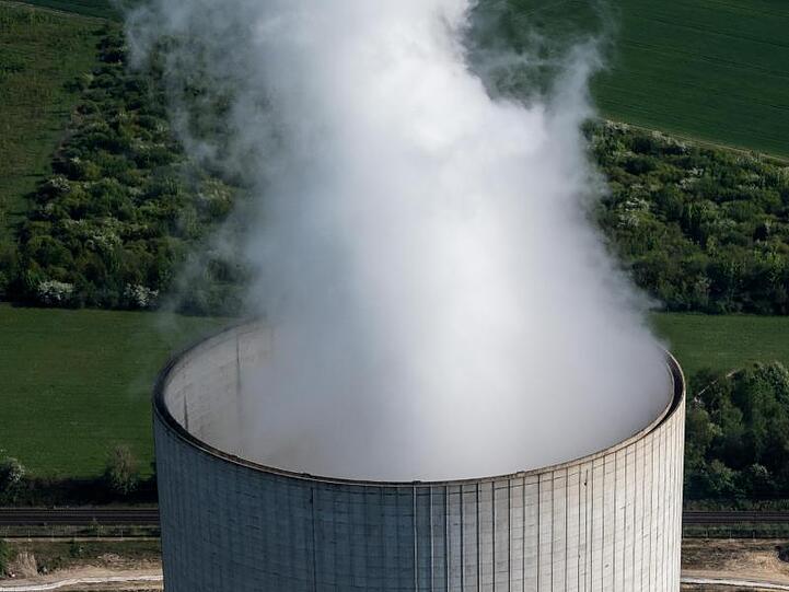 Dampf steigt aus dem Kühlturm des Kohlekraftwerks Datteln 4.