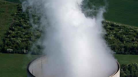 Dampf steigt aus dem Kühlturm des Kohlekraftwerks Datteln 4.
