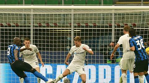 Romelu Lukaku (l) brachte Inter nach dem Seitenwechsel in Führung.