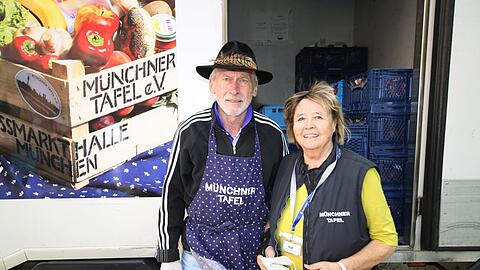Jeden Montag packt das Ehepaar Breitner bei der Lebensmittelausgabe für Tafelgäste an der Kirche am Johannisplatz mit an.