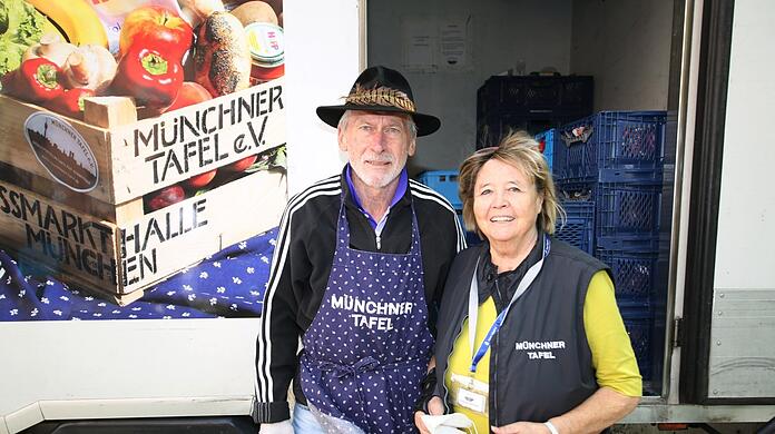 Jeden Montag packt das Ehepaar Breitner bei der Lebensmittelausgabe für Tafelgäste an der Kirche am Johannisplatz mit an.