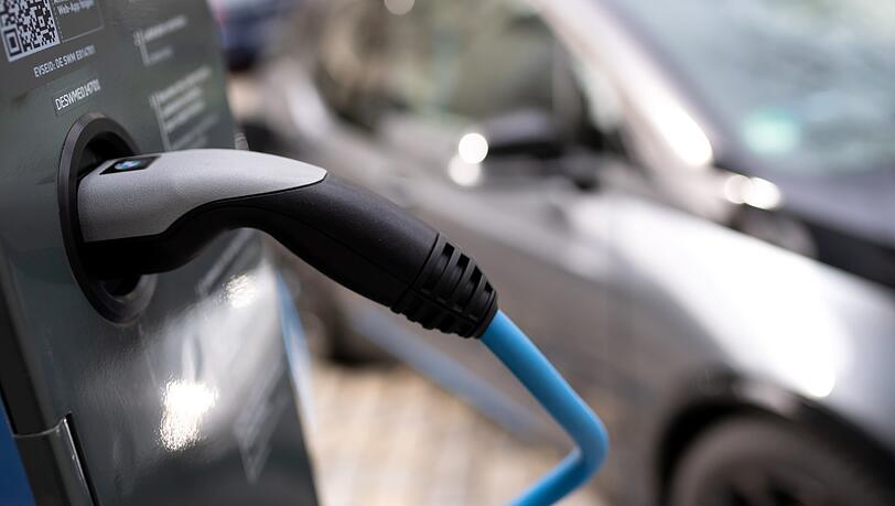 Strom tanken an einer Ladesäule soll ab 2023 an noch viel mehr Standorten möglich sein. (Archiv)