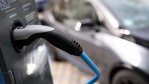 Strom tanken an einer Ladesäule soll ab 2023 an noch viel mehr Standorten möglich sein. (Archiv)