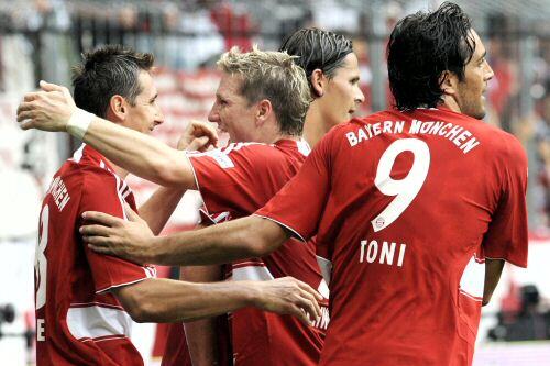 Luca Toni (re.) und Bastian Schweinsteiger (Mi.) müssen künftig weniger schreiben. Ihre Autogrammkarten kommen dann aus dem Drucker.