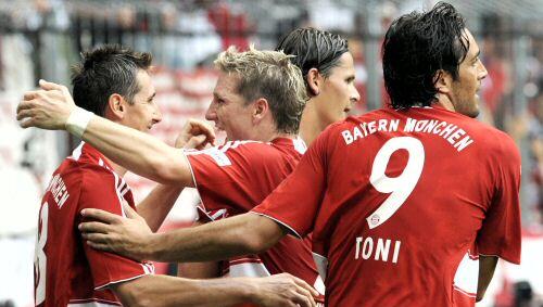 Luca Toni (re.) und Bastian Schweinsteiger (Mi.) müssen künftig weniger schreiben. Ihre Autogrammkarten kommen dann aus dem Drucker. Luca Toni (re.) und Bastian Schweinsteiger (Mi.) müssen künftig weniger schreiben. Ihre Autogrammkarten kommen dann aus dem Drucker.