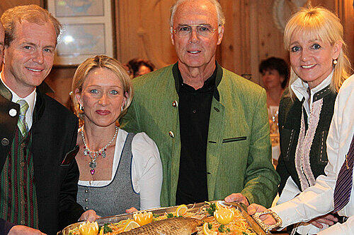 Gemeinsames Fischessen, von links: Johannes Mitterer, Heidi und Franz Beckenbauer sowie Christa Kinshofer.