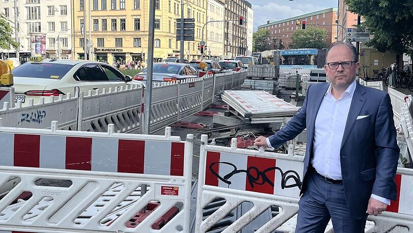 Verärgert am rechten Rand: CSU/FW-Fraktionschef Manuel Pretzl vor einer Baustellenabsperrung am Isartorplatz. Seit über einem Jahr sei das nur noch ein unordentlicher Lagerplatz, so der Vorwurf seiner Fraktion an die Stadt.
