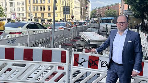 Verärgert am rechten Rand: CSU/FW-Fraktionschef Manuel Pretzl vor einer Baustellenabsperrung am Isartorplatz. Seit über einem Jahr sei das nur noch ein unordentlicher Lagerplatz, so der Vorwurf seiner Fraktion an die Stadt.
