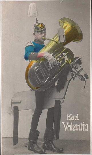 Karl Valentin als Schwerer Reiter mit Holzpferd.