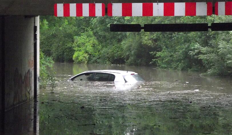Hochwasser in Bayern und München halten die Einsatzkräfte in Atem. Die Bilder