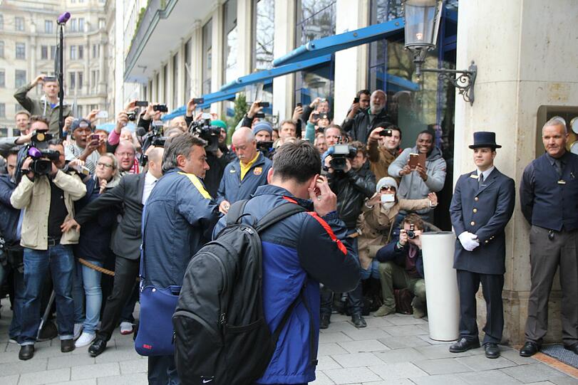 Hier kommt der FC Barcelona in München am Bayerischen Hof an. Die Bilder