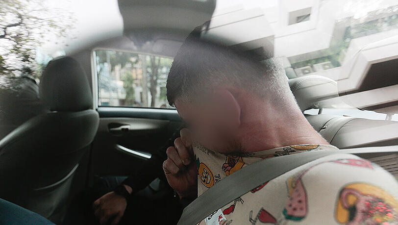Einer der beiden Sprayer aus Leipzig sitzt nach dem Urteil in einem Polizeiauto. Einer der beiden Sprayer aus Leipzig sitzt nach dem Urteil in einem Polizeiauto.