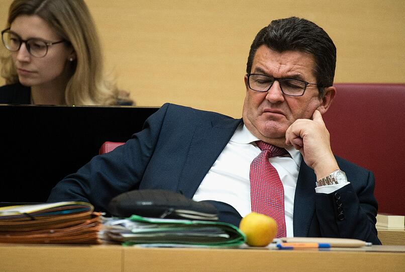 Staatssekretär im Wirtschaftsministerium Franz Josef Pschierer (CSU) sitzt mit geschlossenen Augen an seinem Platz.
