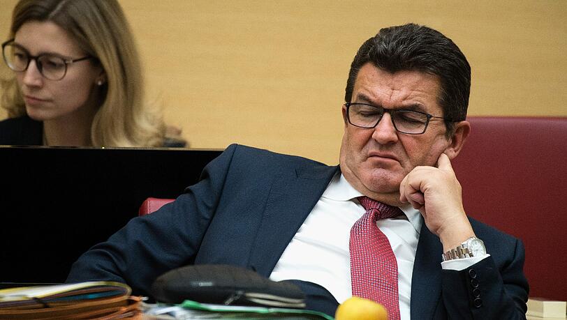 Staatssekretär im Wirtschaftsministerium Franz Josef Pschierer (CSU) sitzt mit geschlossenen Augen an seinem Platz. Staatssekretär im Wirtschaftsministerium Franz Josef Pschierer (CSU) sitzt mit geschlossenen Augen an seinem Platz.