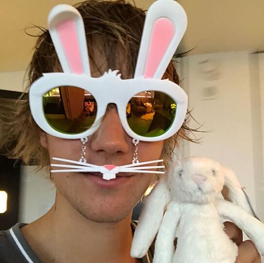 Ein Bi(e)ber als Hase: Pop-Star Justin Bieber findet's lustig.