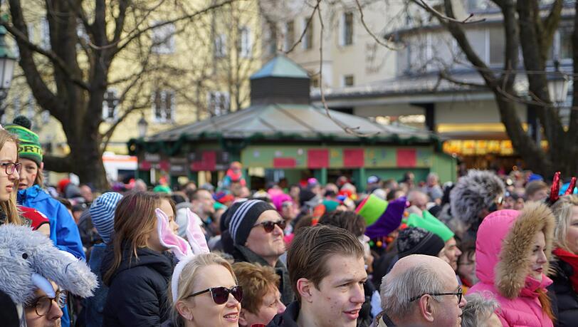 Der Tanz der Marktweiber am Viktualienmarkt gehört zu den Höhepunkten des Münchner Faschings und lockt jedes Jahr viele Besucher an. Der Tanz der Marktweiber am Viktualienmarkt gehört zu den Höhepunkten des Münchner Faschings und lockt jedes Jahr viele Besucher an.