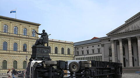 Vor dem Nationaltheater liegt ein umgekippter Lkw - die Bilder.