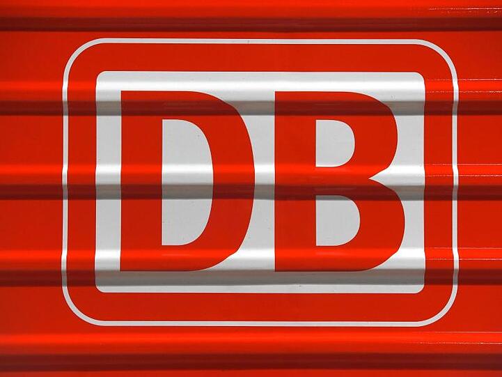 Wegen Staus auf dem Schienennetz, Baustellen und Mängeln bei den Fahrzeugen war 2018 im Jahresdurchschnitt jeder vierte Fernzug der Deutschen Bahn zu spät.