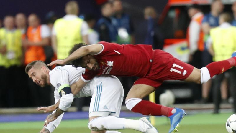 Liverpool-Stürmer Mohamed Salah musste im Finale 2018 nach diesem Zweikampf mit Real-Kapitän Sergio Ramos verletzt vom Platz.