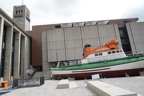 Deutsches Museum: Unten ankert das Schiff, oben residiert die Dachterrassen-Bar "Frau im Mond". Deutsches Museum: Unten ankert das Schiff, oben residiert die Dachterrassen-Bar "Frau im Mond".