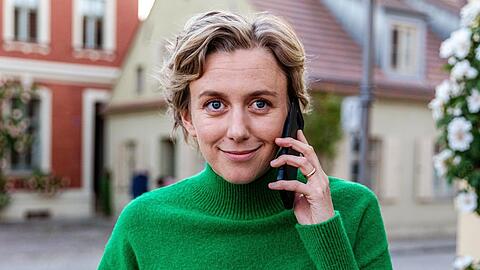 "Vorübergehend glücklich - Opimaral": Sonja (Franziska Machens) braucht ihren Mann Lars aus der Ferne.