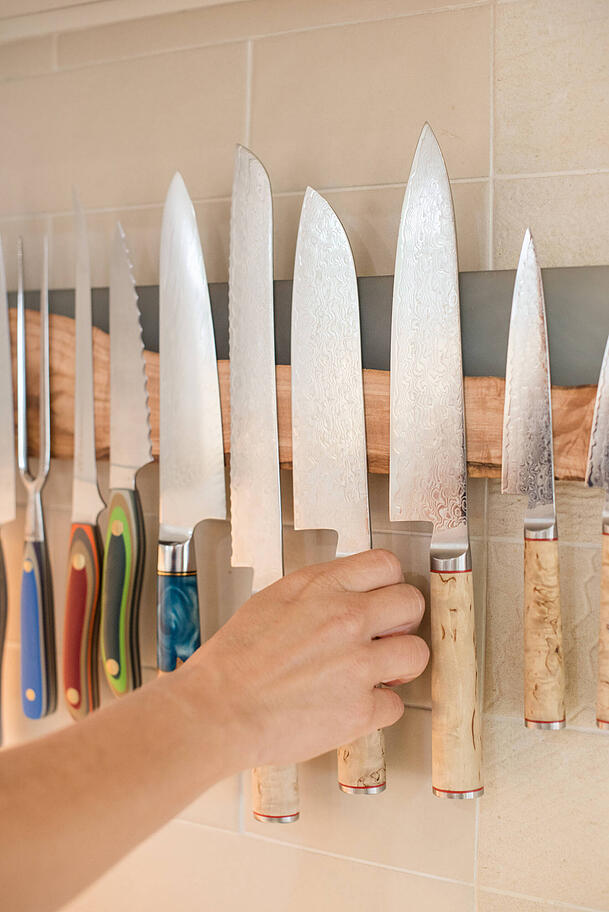 Küchenmesser sollten nicht in die Spülmaschine, da sie dort unscharf werden können. Küchenmesser sollten nicht in die Spülmaschine, da sie dort unscharf werden können.