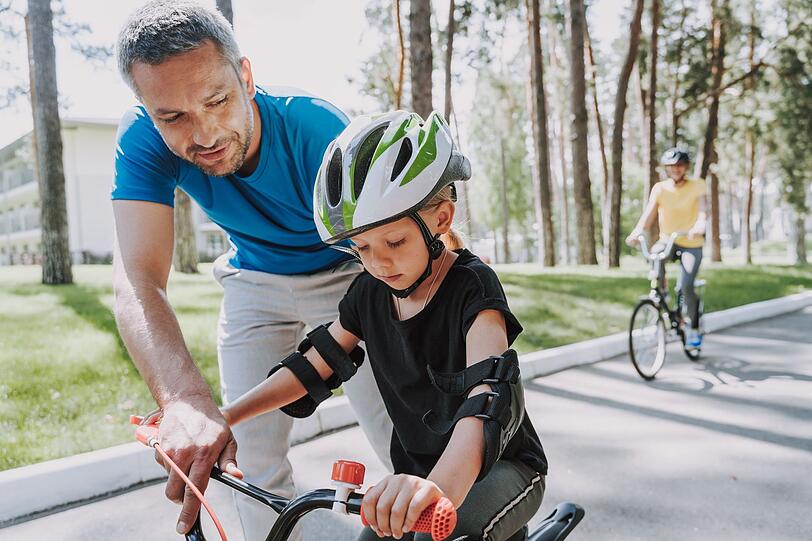 Sie kreisen ständig über ihren Kindern und sind allzeit bereit, einzugreifen. Helikopter-Eltern beschützen ihre Kinder vor psychischen und physischen Verletzungen, greifen bei Konflikten schnell ein und meinen es im Allgemeinen zu gut. Ihr ständiger Einsatz lässt Kindern wenig Raum, eigene Erfahrungen zu sammeln. Selbstständigkeit und Problemlösungskompetenz bleiben so auf der Strecke. Sie kreisen ständig über ihren Kindern und sind allzeit bereit, einzugreifen. Helikopter-Eltern beschützen ihre Kinder vor psychischen und physischen Verletzungen, greifen bei Konflikten schnell ein und meinen es im Allgemeinen zu gut. Ihr ständiger Einsatz lässt Kindern wenig Raum, eigene Erfahrungen zu sammeln. Selbstständigkeit und Problemlösungskompetenz bleiben so auf der Strecke.