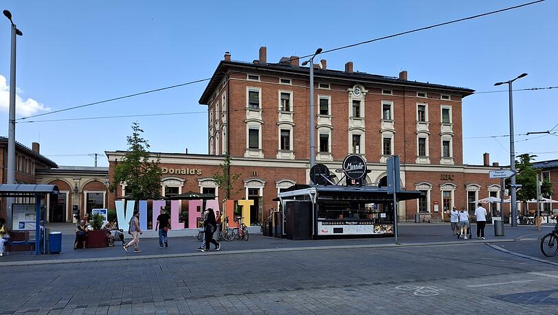 Rund um den Pasinger Bahnhof findet man nur Fast-Food-Ketten? Das stimmt so nicht, sagen die Besucher in der Gastronomie rundherum. Rund um den Pasinger Bahnhof findet man nur Fast-Food-Ketten? Das stimmt so nicht, sagen die Besucher in der Gastronomie rundherum.