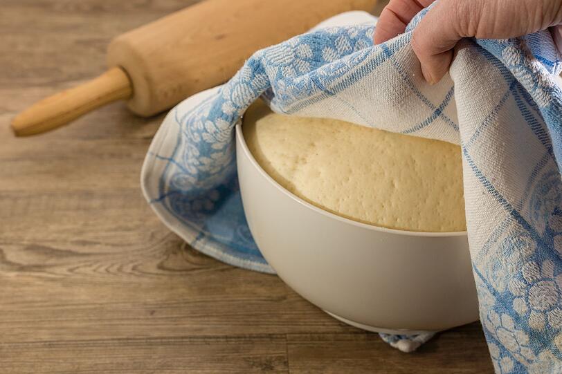 Anschließend wird der Hefeteig am besten mit einem feuchten Tuch abgedeckt und für etwa 30 Minuten an einen warmen Ort gestellt. Dadurch werden die fertigen Brötchen schön locker und luftig. Statt frischer Hefe können Sie auch trockene Hefe verwenden. Auf ein Kilogramm Mehl werden zwei Päckchen Trockenhefe gerechnet. Anschließend wird der Hefeteig am besten mit einem feuchten Tuch abgedeckt und für etwa 30 Minuten an einen warmen Ort gestellt. Dadurch werden die fertigen Brötchen schön locker und luftig. Statt frischer Hefe können Sie auch trockene Hefe verwenden. Auf ein Kilogramm Mehl werden zwei Päckchen Trockenhefe gerechnet.