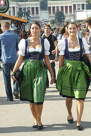 Selbst im Partner-Look sehen die Frauen im Dirndl einfach zum Anbeißen aus.
