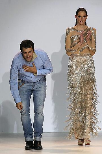 In Moskau findet vom 24. - 28. Oktober die Volvo Fashion Week statt. Schöne Frauen, schrille Outfits und jede Menge Glamour. Die Bilder von der Fahsion Week.