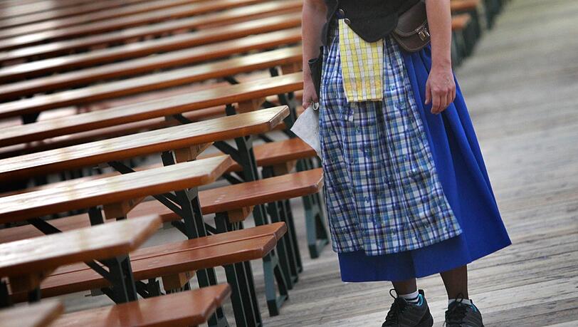 Damit in den Zelten nichts wegkommt: Unter den Tischen im Winzerer Fähndl sind Netze montiert, die als Stauraum für Jacken und Taschen dienen. (Symbolbild) Damit in den Zelten nichts wegkommt: Unter den Tischen im Winzerer Fähndl sind Netze montiert, die als Stauraum für Jacken und Taschen dienen. (Symbolbild)