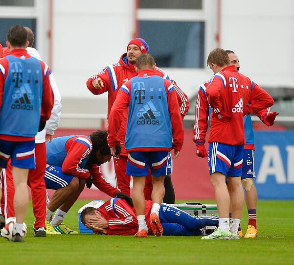 Der FCB-Schock in Bildern - hier wird der verletzte Philipp Lahm beim Training abtransportiert!
