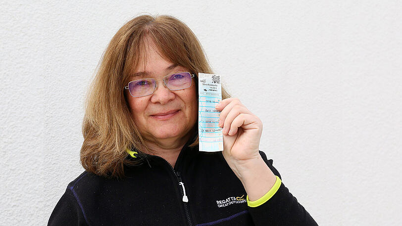 Angelika Koll mit ihrer korrekt gestempelten Fahrkarte. Die Bahn wollte trotzdem ein Bußgeld von ihr &ndash; und muss sich nun
entschuldigen.