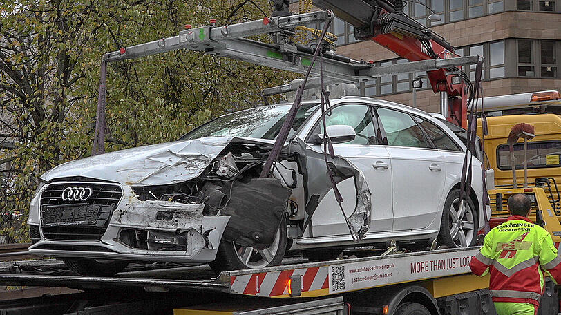 Auf einer Kreuzung stößt das Kleinalarmfahrzeug der Nürnberger Feuerwehr mit einem Audi A4 zusammen.
