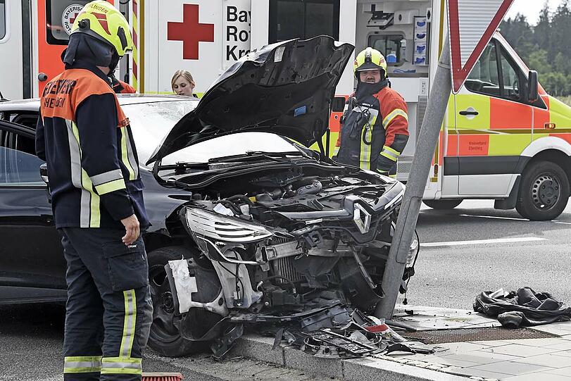 Die Bilder vom Verkehrsunfall auf der Bundesstraße 12 bei Hohenlinden.
